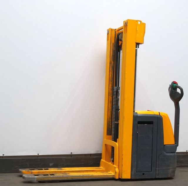 Stacker Jungheinrich EJC216z