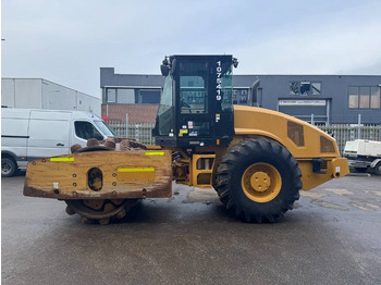 Compactor CATERPILLAR