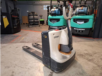 Pallet truck Crown WP3010-1.6: picture 5