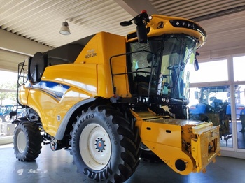 Combine harvester NEW HOLLAND CR8.80