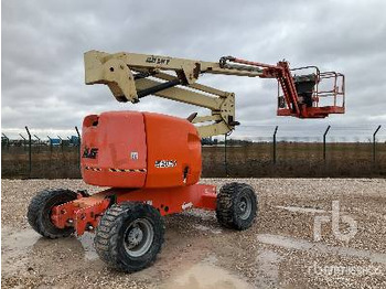 Articulated boom lift JLG