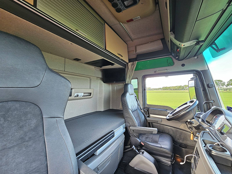 Interior photo 2: Cab chassis truck MAN 26.500 TGX 6X2-4 LL WB 420