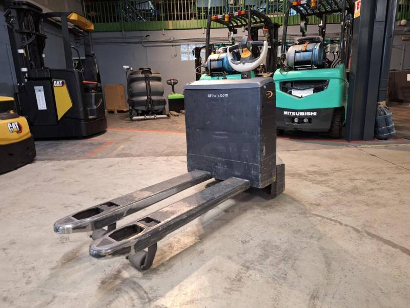 Pallet truck Crown WP3010-1.6: picture 7