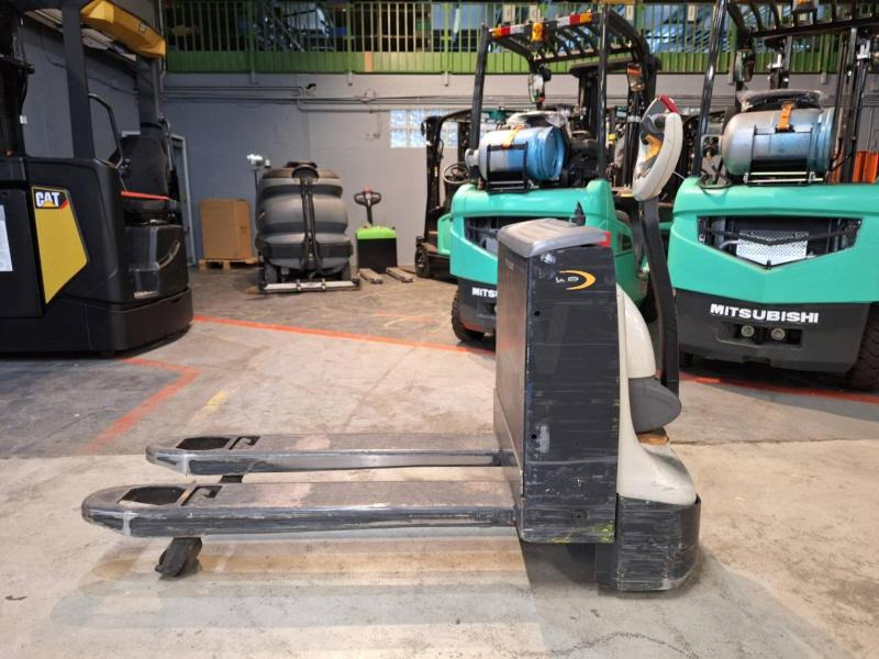 Pallet truck Crown WP3010-1.6: picture 9