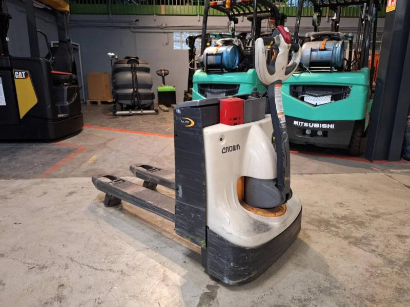 Pallet truck Crown WP3010-1.6: picture 11