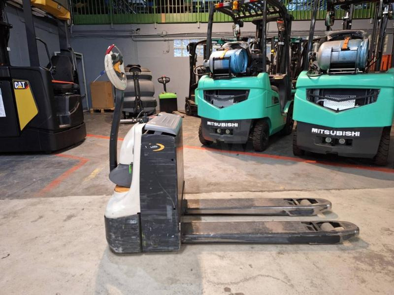 Pallet truck Crown WP3010-1.6: picture 6