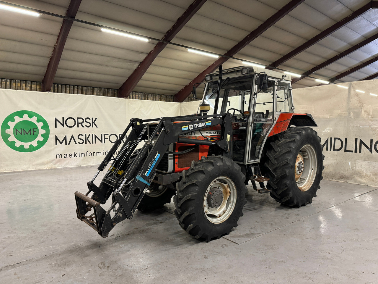 Farm tractor Massey Ferguson 390T: picture 1