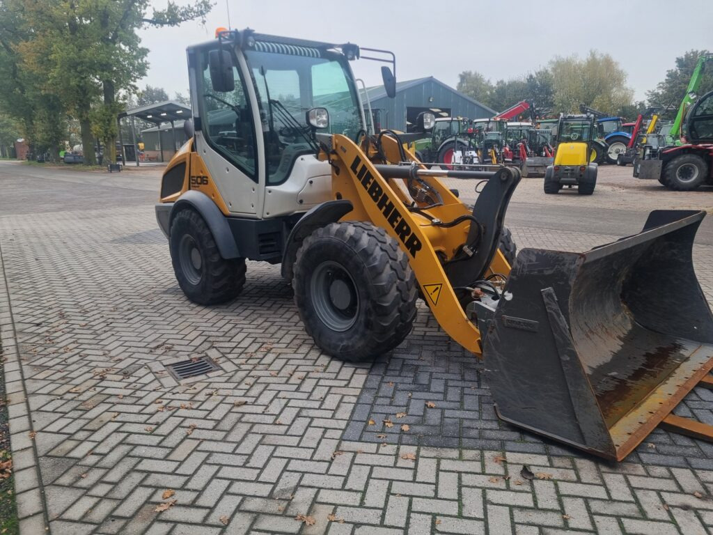 Wheel loader LIEBHERR L506C: picture 8