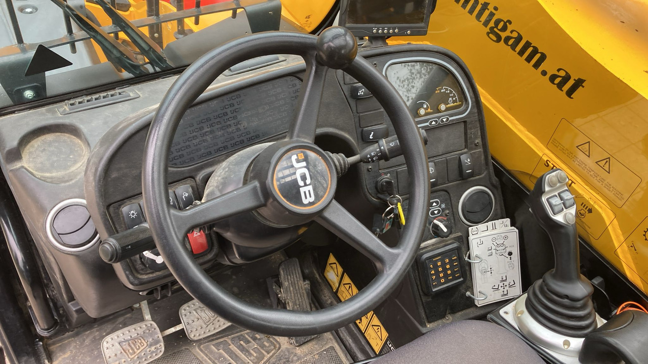 Telescopic wheel loader JCB 540-170: picture 12