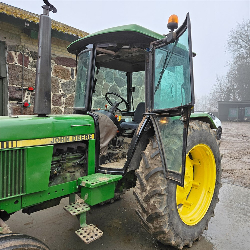 Farm tractor John Deere 2040: picture 9